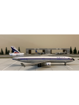 DRAGON 1:400 DELTA MD-11 